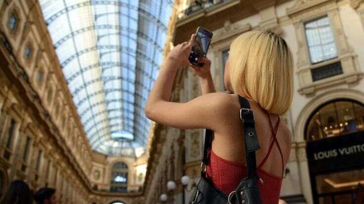 Milano, vandalizzata con vernice spray la galleria Vittorio Emanuele II in piazza Duomo