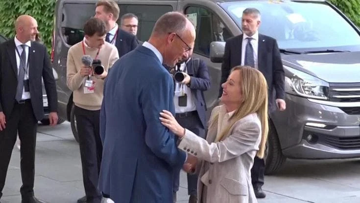 Nato, Meloni a Berlino per il vertice E5: la premier accolta da Merz