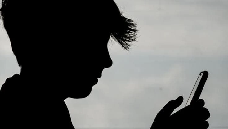 Il figlio usa lo smartphone per registrare atti osceni. I giudici indagano il padre