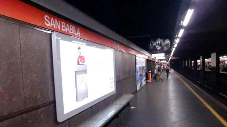 Minaccia i passeggeri del metrò con una catena e aggredisce gli agenti: fermato col taser