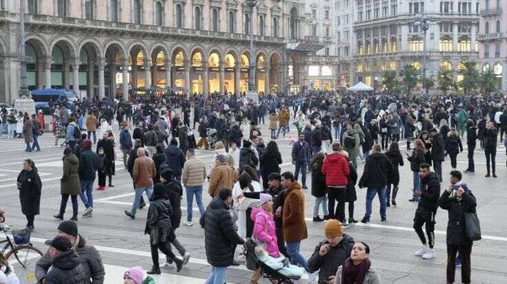 Palpeggia una giovane in piazza Duomo, ma la polizia che lo aveva già notato lo arresta per violenza sessuale