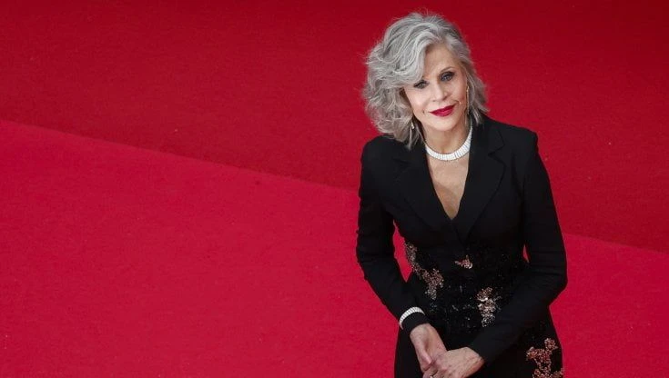 Cannes, Jane Fonda reinterpreta il caschetto a farfalla e fa tendenza