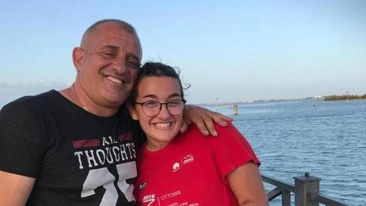Anna Chiti trascinata giù dalla cima impigliata nell’elica del catamarano: le immagini dei video
