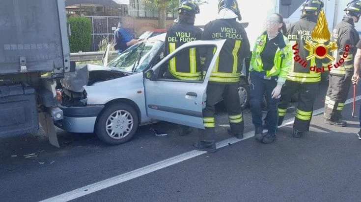 Tamponamento a catena sulla Statale Vigevanese a Gaggiano: coinvolti tre tir e un’auto