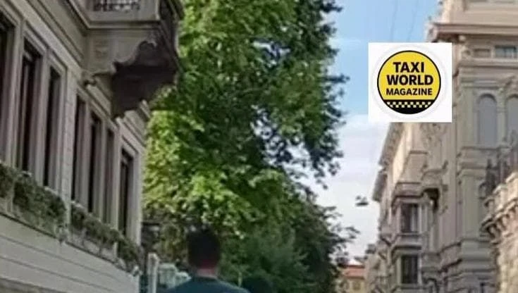 Ruba il Rolex a un automobilista, l'uomo e la moglie reagiscono: la colluttazione ripresa da un tax