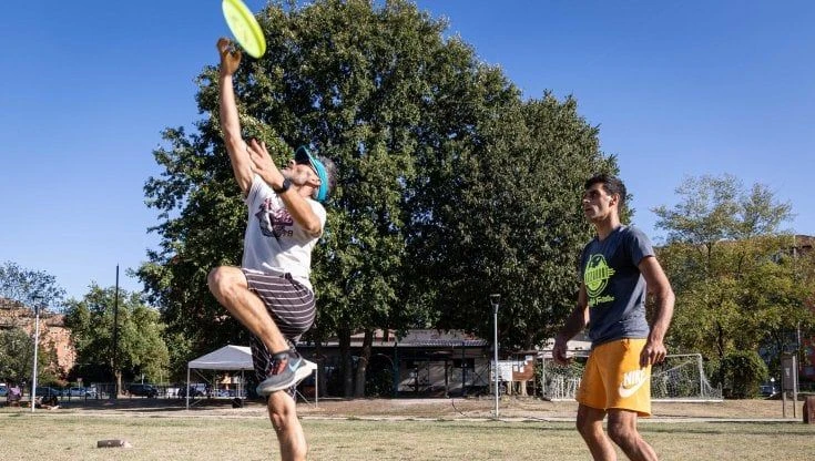 Frisbee, palleggi e maxi-lanci per il campionato di freestyle alla Barona