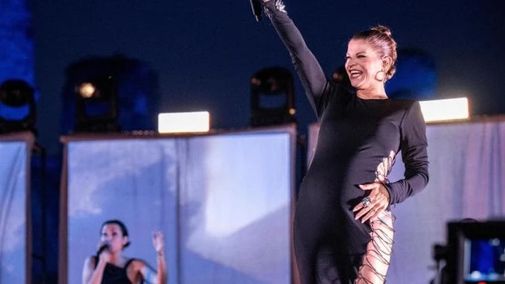 Amoroso, Tatangelo, De Lellis e le altre: è l’estate dei pancioni, la carica dei bebè