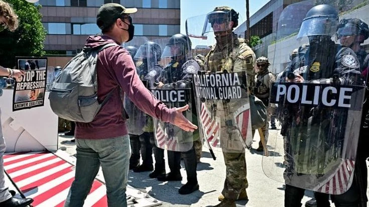Usa, le proteste da Los Angeles a NYC. Trump: “Ue intervenga su immigrazione incontrollata”. A Guantanamo anche italiani