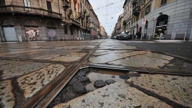 Cade in moto sul pavè bagnato e chiede i danni. Il Comune di Milano: “Doveva fare più attenzione”