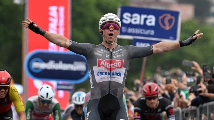Giro d’Italia, Groves vince la sesta tappa: tra cadute e proteste. Pedersen resta in rosa