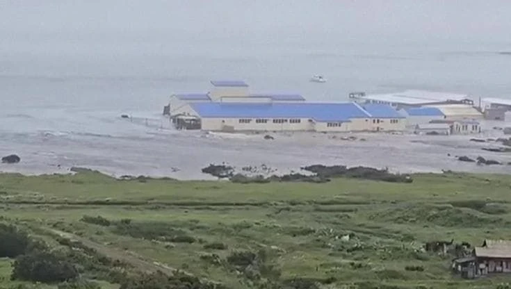 Onde travolgono case e strade a Severo-Kurilsk: le immagini dello tsunami in Russia