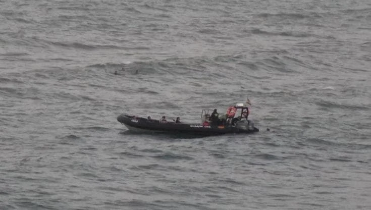Migranti, dalla costa marocchina a Ceuta a nuoto: decine di bambini in mare tra onde e nebbia