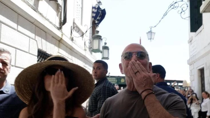 Jeff Bezos, tappa all'Harry's bar: saluta i cronisti e ignora le domande sulle proteste in città