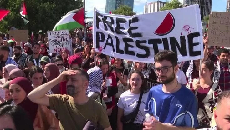 Germania, manifestazione pro Palestina a Francoforte: in strada più di 10mila persone
