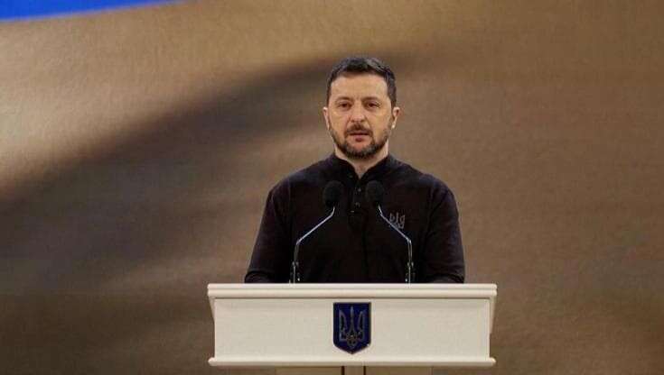 Ucraina, l'ironia di Zelensky alla premiazione: 