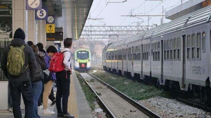 Sciopero Trenord oggi domenica 24 marzo: soppresso un terzo dei treni in Lombardia. Disagi fino alle 21 senza fasce di garanzia