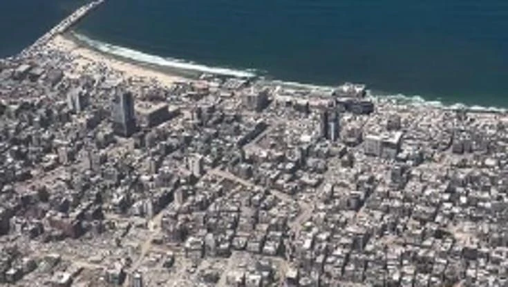 In volo sulla fame: la vista dall'aereo giordano che lancia aiuti alla popolazione di Gaza