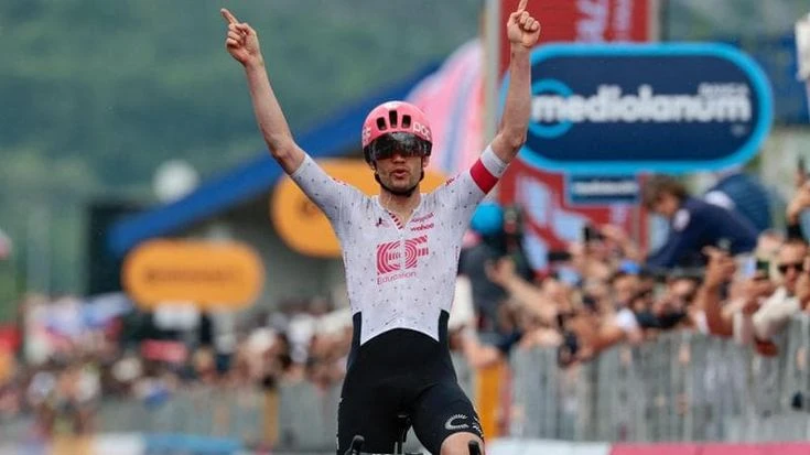 Giro, una caduta rovina la corsa di Tiberi: il laziale perde quasi 2’ da Del Toro. Vince Asgreen