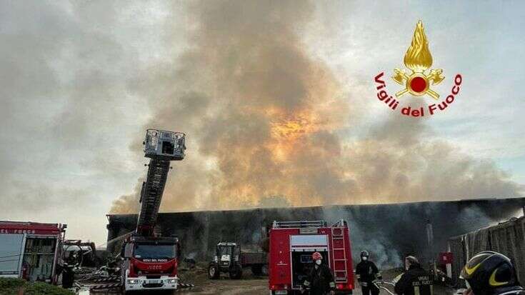 A fuoco un casolare a Robecco sul Naviglio: vigili del fuoco impiegano ore per domare l’incendio