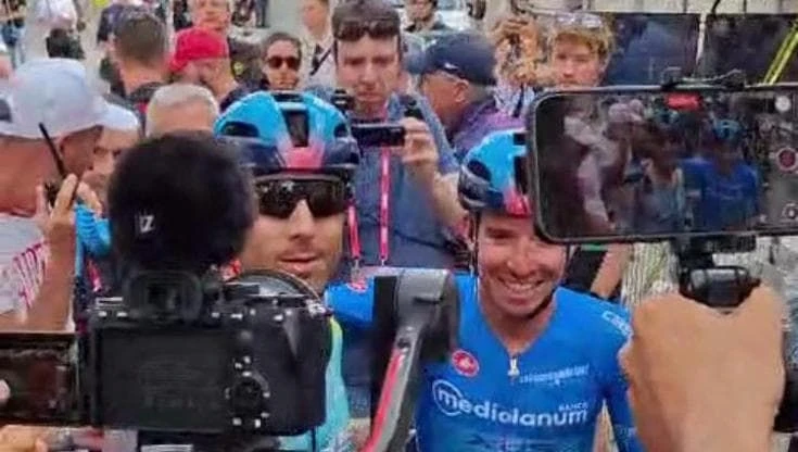 Diego Ulissi festeggia la maglia rosa al Giro d'Italia conquistata da un italiano dopo quattro anni