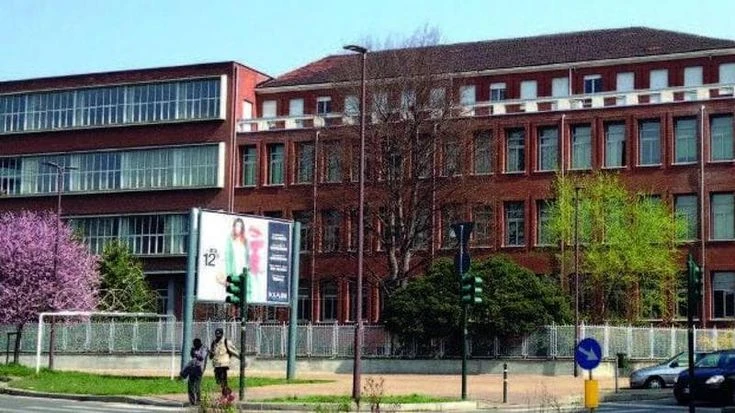 Ragazzi si accoltellano all’uscita da scuola a Torino: uno finisce in ospedale