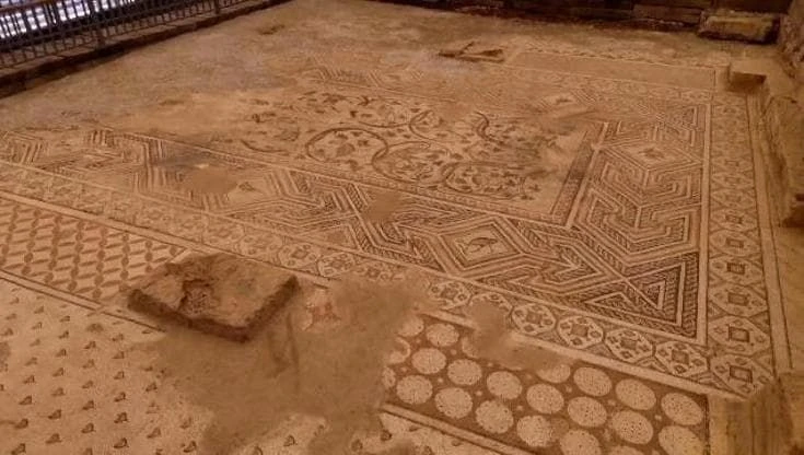 Perre, torna visibile l'antico mosaico restaurato: un capolavoro di 125 mq riprende vita