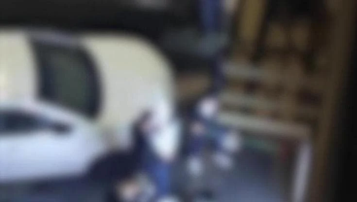 Milano, militanti di destra in via Paladini mentre attaccano manifesti per Ramelli
