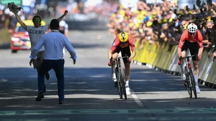 Pogacar cade ma non perde terreno. Abrahamsen vince mentre un manifestante gli corre accanto