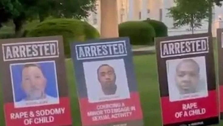 Gli Usa di Trump, sul prato della Casa Bianca i volti dei primi 100 migranti illegali arrestati