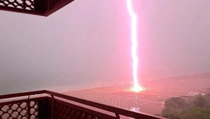 Lignano Sabbiadoro, fulmine cade tra gli ombrelloni: il momento dell'impatto