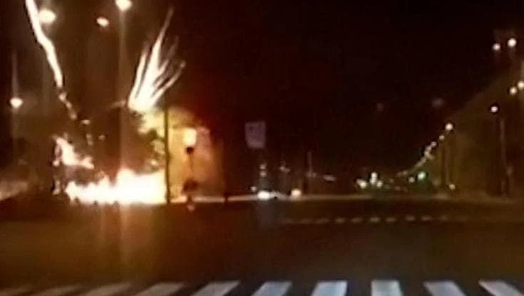 Ucraina, attacco russo nella notte a Kharkiv: il drone esplode davanti all'auto in corsa