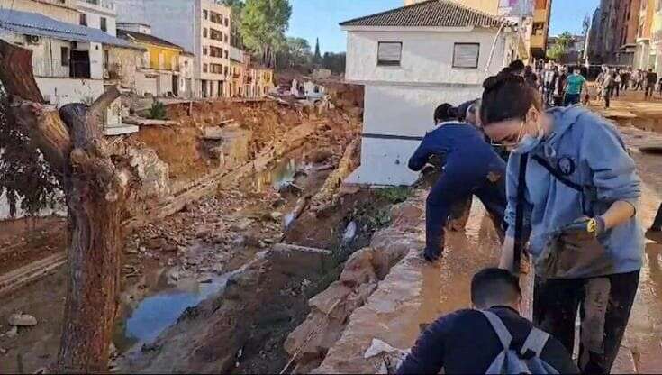 Strade spazzate via dall'acqua e case sbriciolate. L'appello disperato del paese spagnolo di Chiva: 