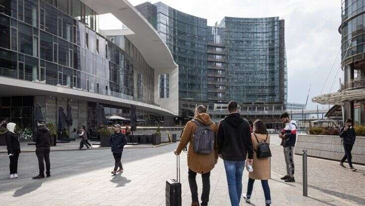 Studente 15enne in gita rapinato con un taglierino in piazza Gae Aulenti a Milano. L'aggressore trovato con la collanina in bocca