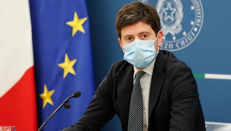 Vaccini, la destra attacca Speranza, Palazzo Chigi lo difende ma gli uffici sono sotto esame