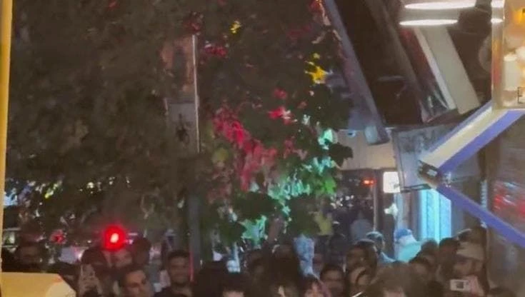 Iran, concerto rock in strada a Teheran: tante ragazze senza velo