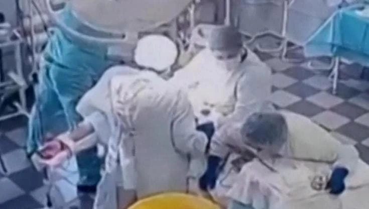 Kamchatka, i medici continuano l'intervento in sala operatoria durante il sisma