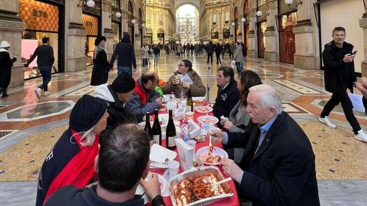 Pranzo di Natale per i senzatetto tra le vetrine scintillanti della Galleria: ma arriva la multa per occupazione abusiva