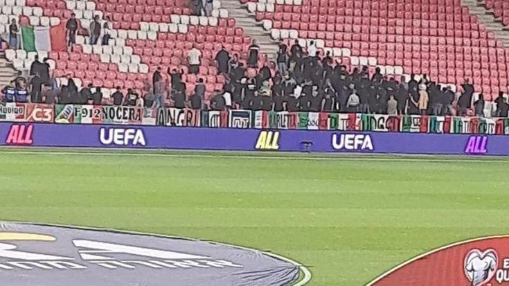 Tifosi italiani si girano di spalle durante l’inno di Israele e mostrano cartelli con scritto ‘Stop’