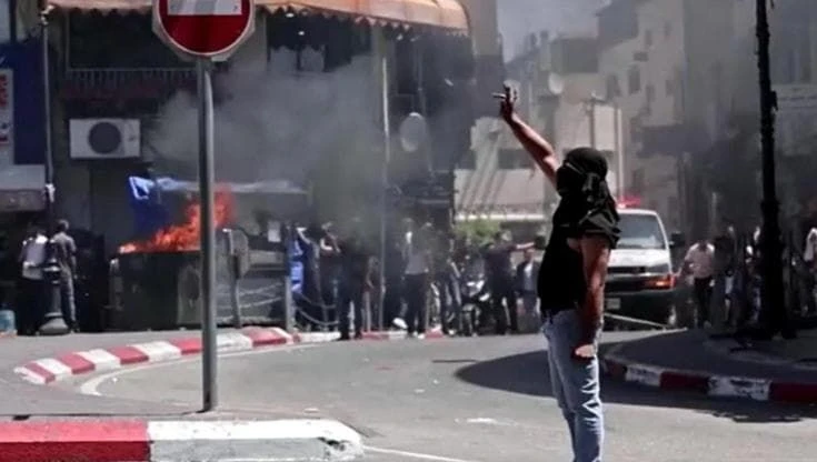 Ramallah, scontri tra palestinesi e esercito dopo il raid israeliano nella West Bank: 24 feriti