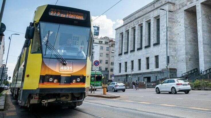 Milano, bimbo autistico rimane sul tram Atm da solo e il conducente riparte. La madre: 