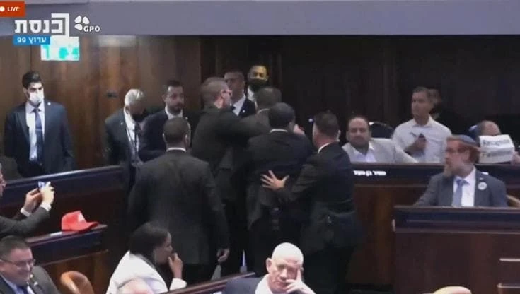 Trump parla alla Knesset, due deputati lo contestano: genocidio portati via con la forza