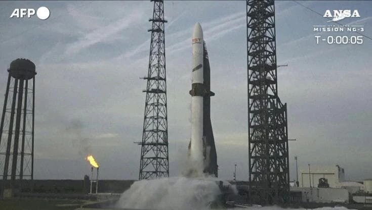 Spazio, la Blue Origin sfida SpaceX: riuscito il lancio del razzo con booster riutilizzato