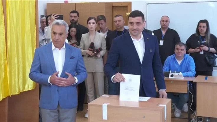 Romania, urne aperte: il candidato di estrema destra Simion al seggio con Georgescu