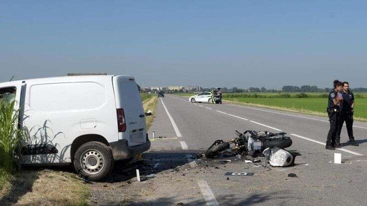 San Giuliano Milanese, moto contro furgone: nel terribile schianto morto un ragazzo di 23 anni