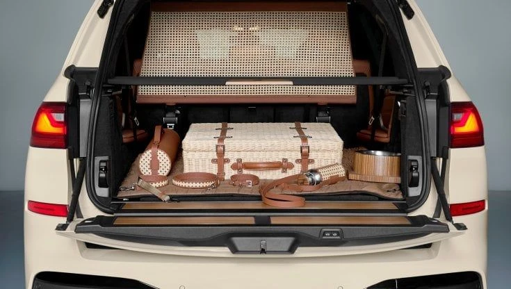 Bmw Italia e Poldo Dog Couture, il cane viaggia comodo e sicuro