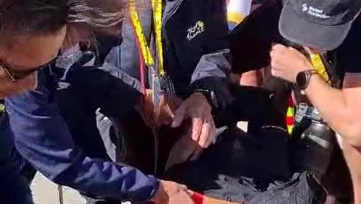 Johannessen collassa al traguardo della tappa del Tour de France. Le immagini sono impressionanti