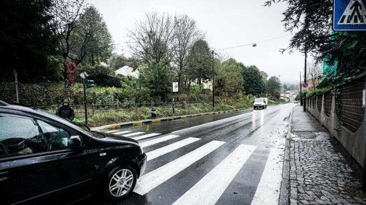 Sbanda in auto e si schianta contro un albero: morta una donna di 46 anni sulla statale 494 a Gaggiano