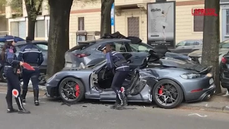 Milano: si schiantano contro auto in sosta, tre giovani all'ospedale