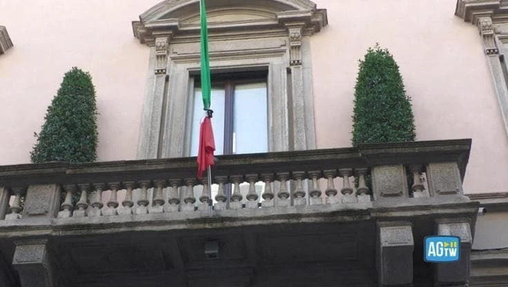 Morte Giorgio Armani, la bandiera a lutto nella casa della maison milanese