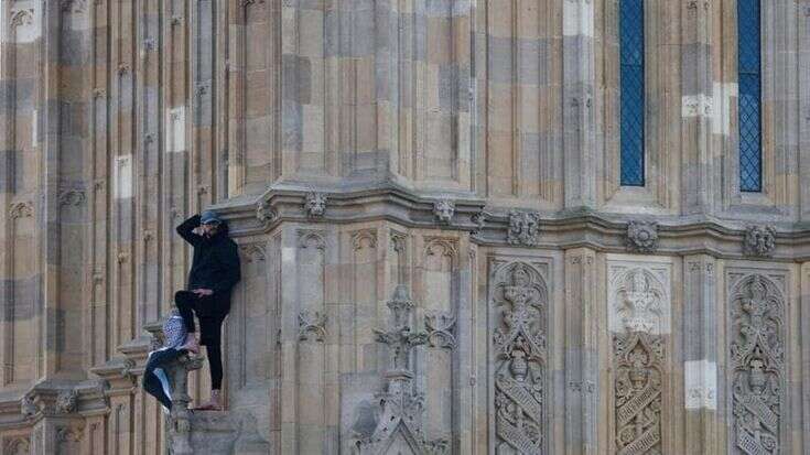 Londra, uomo si arrampica sul Big Ben con la bandiera palestinese